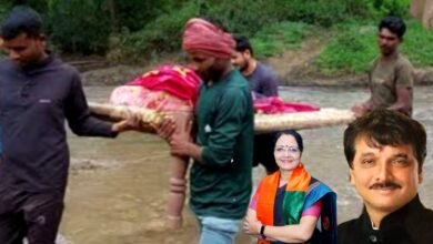 Photo of बालाघाट:- लांजी क्षेत्र के बाद परसवाड़ा क्षेत्र की शर्मसार करने वाली दूसरी तस्वीर! ग्रा.पं.सिताडोंगरी के मदनपुर ग्राम से खांट पर प्रसूति के लिए ले जाते हुये सामने आयी तस्वीर।