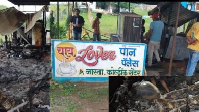 Photo of भीषण आग से जला दुकान, वाहन और समान। रात में लगी अचानक आग!