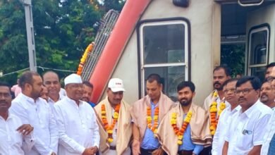 Photo of खासदार डॉ. नामदेव किरसान यांनी दाखवली वडसा – चांदाफोर्ड रेल्वे ला हिरवी झेंडी ; त्याच गाडीने वडसा ते नागभीड पर्यंत केला प्रवास