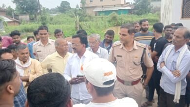 Photo of ग्राम चिखला में ग्रामीणों के द्वारा राष्ट्रीय राजमार्ग बालाघाट से गोंदिया के बीच ग्राम चिखला चौक में किया गया चक्का जाम