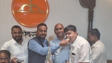 Photo of ग्राम रोजगार सेवकों का मानधन हुआ 8 हजार, संगठना ने शिवसैनिकों को मिठाई खिलाकर माना आभार!