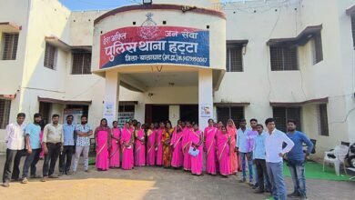 Photo of आपराधिक प्रवृत्ति की महिला के उत्पीड़न से परेशान सैकड़ों ग्रामीणों ने हट्टा थाना प्रभारी को सौंपा ज्ञापन