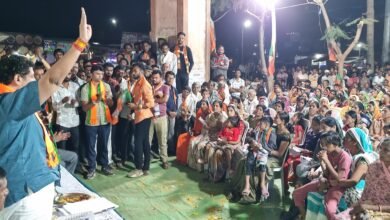 Photo of रावनवाड़ी में उमड़ा बहनों का प्यार, विधायक भाई की आरती उतारकर दिया विजय भवः का आशिर्वाद। युवाओं ने भी दिखाया दमखम, बहुमतों से जीत दर्ज कराने का लिया संकल्प!