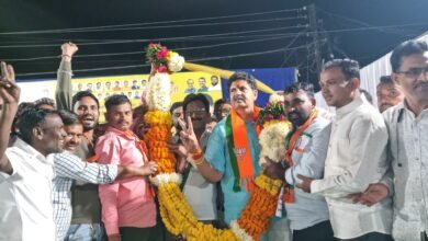 Photo of विकास में पिछड़ी कांग्रेस, तोड़ों, बाँटो की राजनीति कर रही- विनोद अग्रवाल !  सिटी सर्वे के माध्यम से सिंधी कॉलोनी और संजय नगर वासियों का होगा स्थायी समाधान!