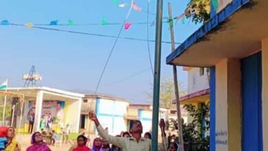 Photo of वनवासी बाहुल्य क्षेत्र ग्राम कंसुली के समस्त ग्रामीण जन बहुत उत्साहित होकर आज ध्वजा रोहन करने पहुंचे