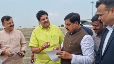 Photo of विधायक विनोद अग्रवाल ने मुख्यमंत्री मोहन यादव से की बिरसी एयरपोर्ट पर मुलाक़ात! डांगोरली बैराज और रजेगांव बाघ नदी पर बलून बैराज को लेकर सकारात्मक चर्चा।