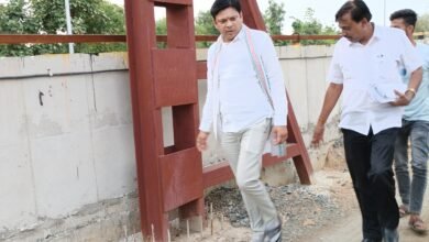 Photo of सांसद डॉ. प्रशांत पडोळे ने गुदमा रेलवे स्टेशन के ओवर ब्रिज निर्माण कार्य का किया निरीक्षण – घटिया दर्जे के कार्य पर जताई तीव्र नाराजगी!