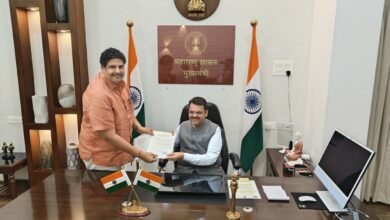 Photo of एक बार फिर किसान हितों की बुलंद आवाज गोंदिया के स्थानीय विधायक विनोद अग्रवाल ने महाराष्ट्र के मुख्यमंत्री देवेंद्र फडणवीस से मिलकर रब्बी सीजन की धान खरीदी का सरकारी लक्ष्य तुरंत बढ़ाने की मांग की है।किसानों के पक्ष में विधायक विनोद अग्रवाल की मुख्यमंत्री से रब्बी सीजन की धान खरीदी में लक्ष्य वृद्धि की मांग!