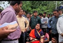 Photo of खेतों में पानी भरने से नाराज किसानों ने किया चक्काजाम प्रदर्शन! बिल्डर के प्लाटिंग करने से बनी विपरीत स्थिति,समर्थन में विधायक अनुभा मुंजारे।