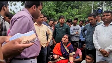 Photo of खेतों में पानी भरने से नाराज किसानों ने किया चक्काजाम प्रदर्शन! बिल्डर के प्लाटिंग करने से बनी विपरीत स्थिति,समर्थन में विधायक अनुभा मुंजारे।
