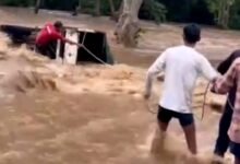 Photo of अचानक आ गई बाढ़, वाहन पत्थर में फंसा : जामड़ी के लोगों ने रस्सी के सहारे दोनों को बचाया।