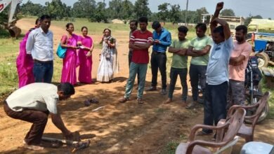 Photo of महादेव टोली में सड़क निर्माण हेतु भूमिपूजन सम्पन्न! सरपंच आरती चिखलोंडे ग्राम पंचायत सावरी के कार्यकाल में हो रहा सड़क का निर्माण,