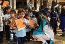 Photo of बचपन के स्कूल में रूपाली यादोराव ऊके का स्नेह, आदणीय महिला कांग्रेस की माननीय अध्यक्ष अलका लांबा जी के मार्गदर्शन में बांटी गई विशेष पठन सामग्री”महिला राष्ट्रीय कांग्रेस कि पूर्व पर्यवेक्षक रूपाली यादोराव ऊके सामग्री वितरित की और शिक्षा के साथ सशक्तिकरण का संदेश।