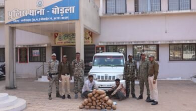 Photo of कबीरधाम पुलिस ने किया अंतरराज्यीय नशे के तस्करों की चाल फेल, 25 लाख से अधिक की जप्ती के साथ दो तस्कर गिरफ्त में! ओडिशा से मध्य प्रदेश के रीवा ले जाई जा रही गांजा की बड़ी खेप को कबीरधाम पुलिस ने थाना बोड़ला क्षेत्र में पकड़ा।