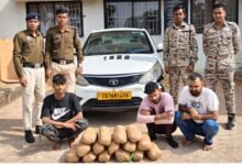 Photo of 7.75 लाख रुपये के गांजा सहित 12.95 लाख रुपये की मशरुका जप्त। कबीरधाम पुलिस की बड़ी कार्रवाई, 15 किलो से अधिक गांजा के साथ तीन अंतरराज्यीय तस्कर गिरफ्तार !