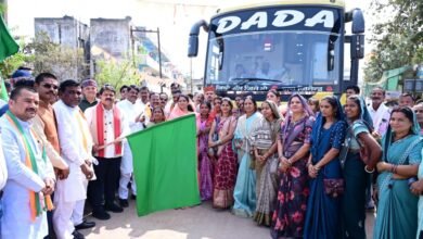 Photo of उन्नत पशुपालन एवं डेयरी प्रबंधन सीखने बनासकाठा गुजरात रावाना हुए कबीरधाम जिले के पशुपालक और बिहान की दीदियां,  उपमुख्यमंत्री श्री विजय शर्मा ने शैक्षणिक भ्रमण के लिए बस को दिखाई हरी झंडी।
