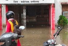 Photo of बोड़ला तहसील कार्यालय में घुसा बारिश का पानी, कर्मचारियों और ग्रामीणों को हुई परेशानी