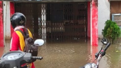 Photo of बोड़ला तहसील कार्यालय में घुसा बारिश का पानी, कर्मचारियों और ग्रामीणों को हुई परेशानी