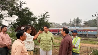 Photo of गोंदिया के छोटे नए रेलवे उड़ान पुल के निर्माण कार्य ने पकड़ी रफ्तार; इंदौर में तैयार हो रहे रेलवे हिस्से के गर्डर! विधायक विनोद अग्रवाल ने की निर्माण कार्य की समीक्षा, दिसंबर अंत तक दोनों ओर के कार्य पूर्ण करने और निर्धारित समयसीमा में पुल तैयार करने के दिए निर्देश।