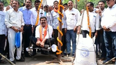 Photo of *गन्ने का मूल्य 425 रुपये प्रति क्विंटल होने पर किसानों में उत्साह, उप मुख्यमंत्री श्री विजय शर्मा को शक्कर की बोरियों से तौलकर जताया आभार* *किसान संघों ने किया स्वागत, किसानों ने कवर्धा विधायक श्री शर्मा का गन्ना भेंटकर किया भव्य अभिनंदन* *गन्ना उत्पादक किसानों ने कहा- मूल्य वृद्धि से बढ़ेगी आय, खेती को मिलेगी नई मजबूती*