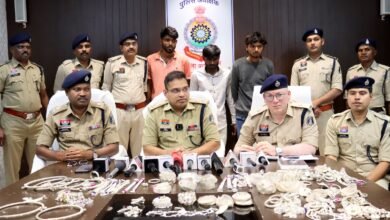 Photo of थाना तरेगांव जंगल, जिला कबीरधाम (छत्तीसगढ़)। कबीरधाम पुलिस की बड़ी कार्यवाही। डकैती की घटना में शामिल 03 शातिर आरोपी गिरफ्तार, तीनों आरोपियों से लगभग 11.9 किलोग्राम चांदी के जेवरात 01 मोटरसाइकिल बजाज पल्सर एन. एस. एवं 1500/- रूपये नगद बरामद।