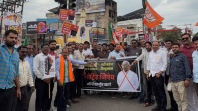 Photo of पीएम मोदी पर टिप्पणी से भड़का गोंदिया भाजपा का गुस्सा, खड़गे का पुतला फूंककर जताया आक्रोश। भाजयुमो द्वारा जयस्तंभ चौक पर जोरदार प्रदर्शन; ‘प्रधानमंत्री का अपमान नहीं सहेगा हिंदुस्तान’ के नारों से गूंजा शहर।